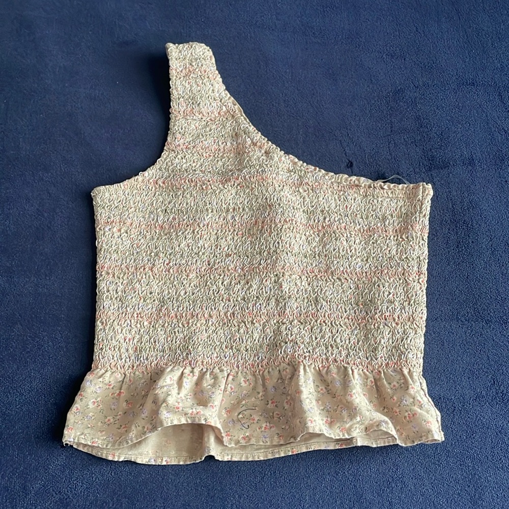 American Eagle One shoulder top, Colors Tan and floral. Size Small